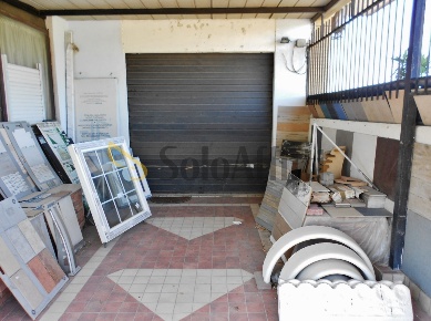 Foto Locale commerciale in Via della Scafa, Fiumicino Isola Sacra di 60 m²