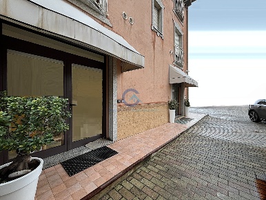 Foto Locale commerciale in Viale Crotone 37q, Catanzaro Catanzaro Lido