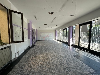 Foto Locale commerciale a Varallo Pombia Centro di 205 m² con 3 locali