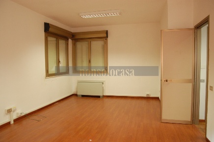 Foto Ufficio in Via Gustavo Benucci, Perugia Montebello di 210 m²