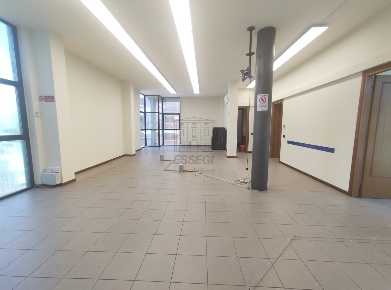 Foto Ufficio in Via Sant'Anna 38, Lucca Sant'Anna di 130 m² con 4 locali