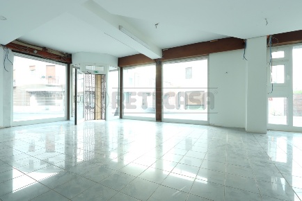 Foto Locale commerciale in Via Roma 90, Longare Centro di 92 m² in affitto
