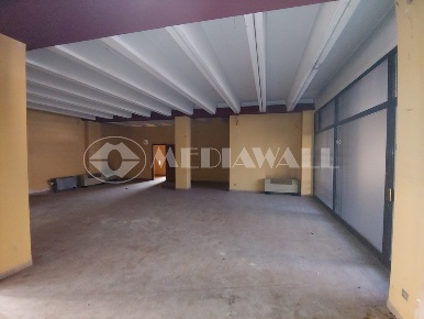 Foto Locale commerciale a Pordenone Centro Storico di 444 m² con 8 locali