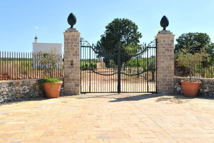 Foto Agriturismo a Castellana Grotte di 750 m² con 20 locali in vendita