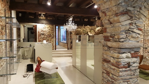Foto Locale commerciale a Valdagno Centro di 110 m² con 2 locali in vendita