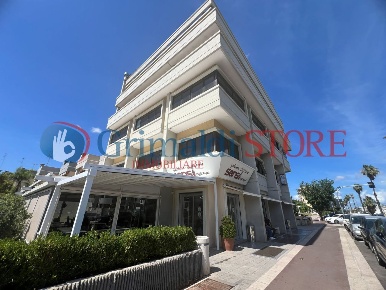 Foto Locale commerciale in Viale Giovanni Paolo II 9, Lecce di 996 m²