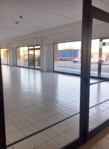 Foto Locale commerciale a San Benedetto del Tronto Porto d'Ascoli di 550 m²