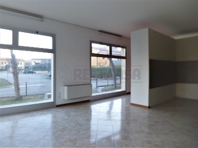 Foto Locale commerciale a Montorso Vicentino di 206 m² con 10 locali