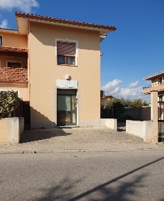 Foto Locale commerciale a Senorbì di 69 m² con 2 locali in vendita