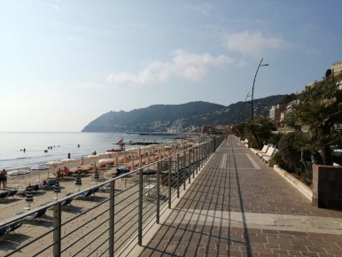 Foto Attività commerciale a Alassio di 30 m² con 1 locali in vendita