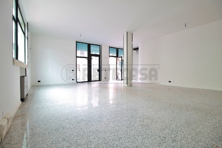 Foto Locale commerciale in PIAZZA REGAU 1, Zermeghedo di 75 m² con 1 locali
