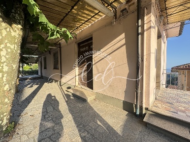 Foto Locale commerciale a Montignoso di 50 m² con 3 locali in vendita