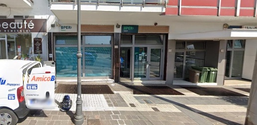Foto Locale commerciale in Via Vitruvio  412, Formia Centro di 310 m²