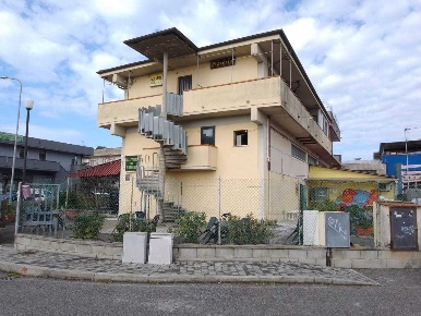 Foto Locale commerciale a Camaiore di 600 m² con 13 locali in vendita