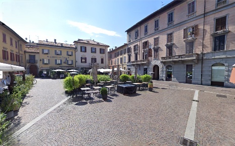 Foto Locale commerciale a Como Centro Storico di 100 m² con 2 locali