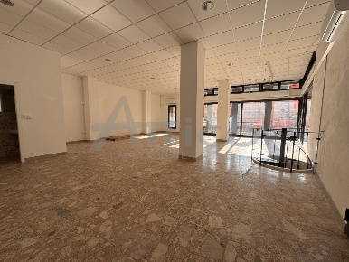 Foto Locale commerciale a Rovigo Centro Storico di 200 m² con 4 locali