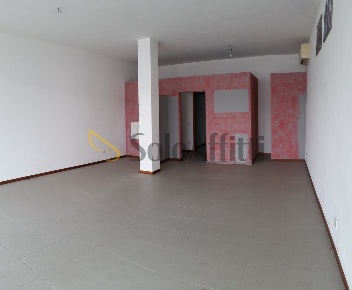 Foto Locale commerciale in Via Lussu, Legnago Centro di 70 m² con 1 locali