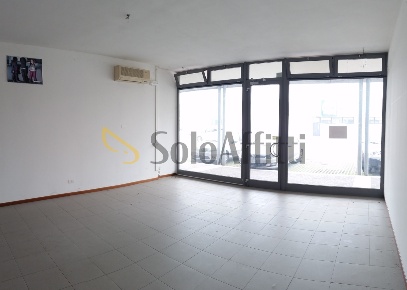 Foto Locale commerciale in Via Lussu, Legnago Centro di 70 m² con 1 locali