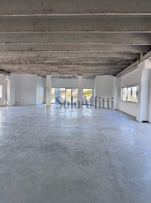Foto Locale commerciale a Cepagatti di 750 m² con 2 locali in affitto