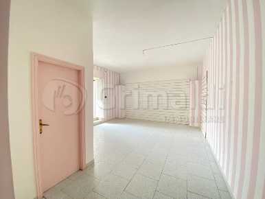Foto Locale commerciale a Giugliano in Campania di 75 m² con 2 locali