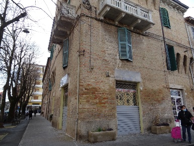 Foto Locale commerciale a Falconara Marittima Centro di 50 m² con 2 locali
