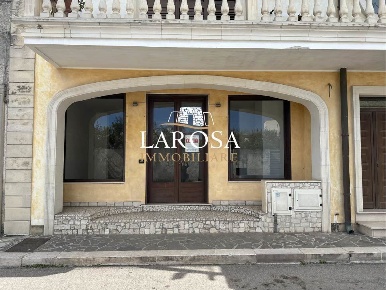 Foto Attività commerciale a Vernole Centro di 103 m² con 3 locali