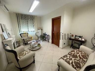 Foto Ufficio in Via del Gelsomino 35, Reggio di Calabria di 70 m²