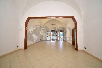 Foto Locale commerciale in Via Mariano Cosimo 239, Copertino di 82 m²