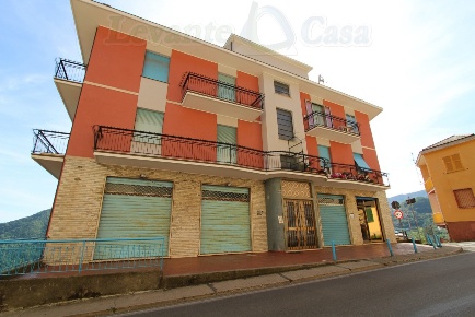 Foto Locale commerciale a Uscio di 86 m² in vendita