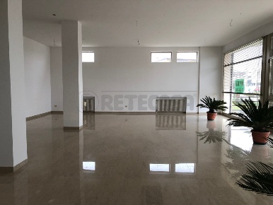 Foto Locale commerciale a Bassano del Grappa di 140 m² con 3 locali