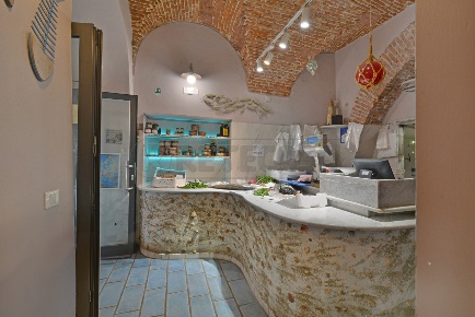 Foto Attività commerciale in Vico Marassi, Finale Ligure Centro di 200 m²