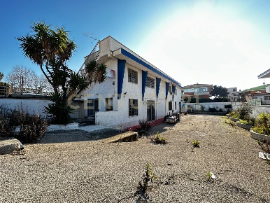 Foto Locale commerciale in Via Partenope 2, Anzio di 300 m² in vendita