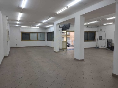 Foto Locale commerciale a Aci Catena Centro di 300 m² in affitto