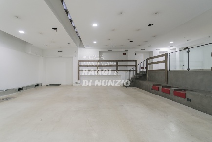 Foto Locale commerciale in Piazza del Gesù 19, Frascati di 700 m²