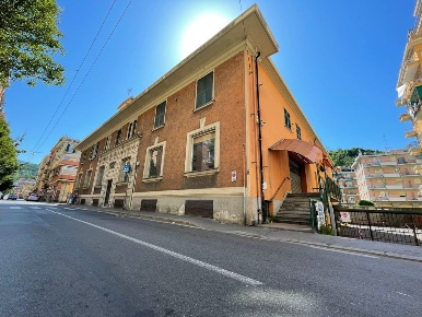 Foto Locale commerciale in Via VEZZANI, Genova Rivarolo di 450 m²