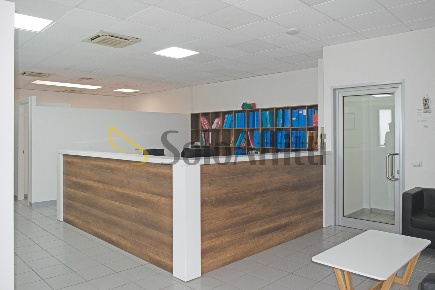 Foto Ufficio a Mariano Comense Centro di 277 m² con 8 locali in affitto