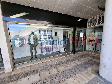 Foto Locale commerciale in Via Pacinotti 19, Campi Salentina di 280 m²