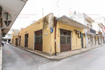 Foto Locale commerciale a Priolo Gargallo di 125 m² con 125 locali