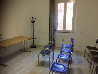 Foto Locale commerciale a Livorno Pontino - Bastia di 100 m² con 4 locali