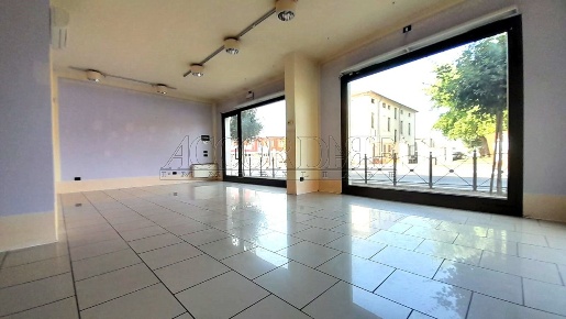 Foto Locale commerciale a Mestrino Centro di 80 m² con 3 locali in affitto