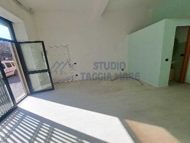 Foto Locale commerciale in Via Ugo Secondo Partigiano, Badalucco Centro