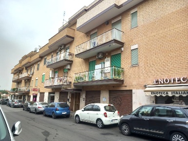 Foto Locale commerciale in Via Imperatore Adriano, Tivoli di 45 m²