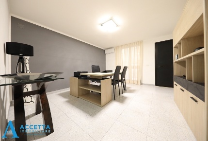 Foto Ufficio in Via Pisanelli, Taranto Borgo di 61 m² con 3 locali
