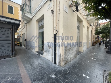 Foto Locale commerciale in Piazza Eroi Taggesi, Taggia Centro di 180 m²