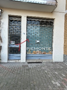 Foto Locale commerciale a Momo Centro di 50 m² con 2 locali in vendita