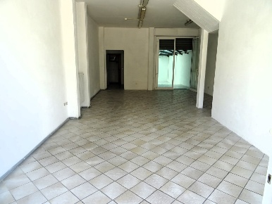 Foto Locale commerciale a Campi Bisenzio Centro di 90 m² con 2 locali