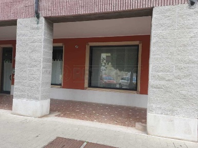 Foto Attività commerciale a Montecchio Maggiore di 75 m² con 2 locali