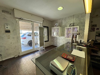 Foto Locale commerciale a Bolano di 35 m² con 2 locali in vendita