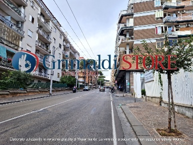 Foto Locale commerciale in Viale Colli Aminei 50, Napoli di 360 m²