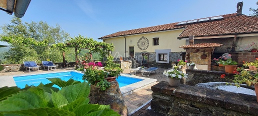 Foto Agriturismo a Varese Ligure di 500 m² con 20 locali in vendita